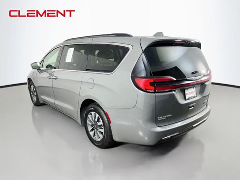 Used 2021 Chrysler Pacifica Touring-L FWD image 8