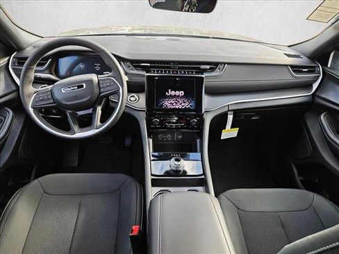 New 2025 Jeep Grand Cherokee Laredo image 9