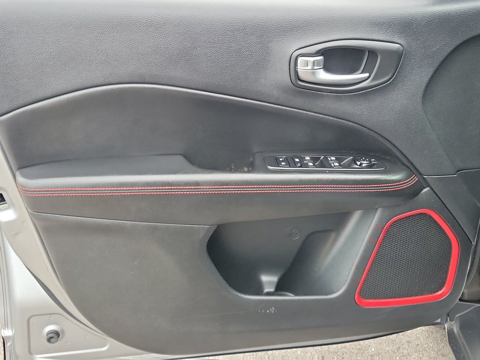 Used 2019 Jeep Compass Trailhawk w/ Cold Weather Group AWD/4WD image 13