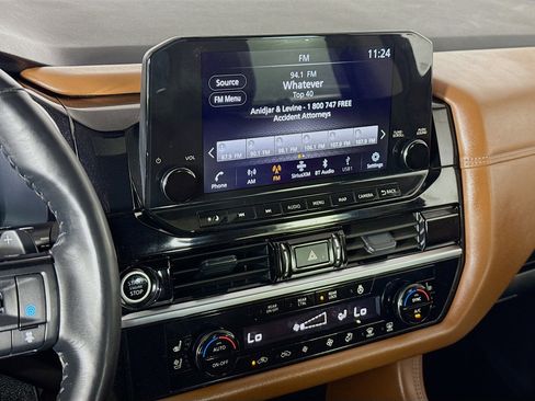 Used 2024 Nissan Pathfinder Platinum image 17