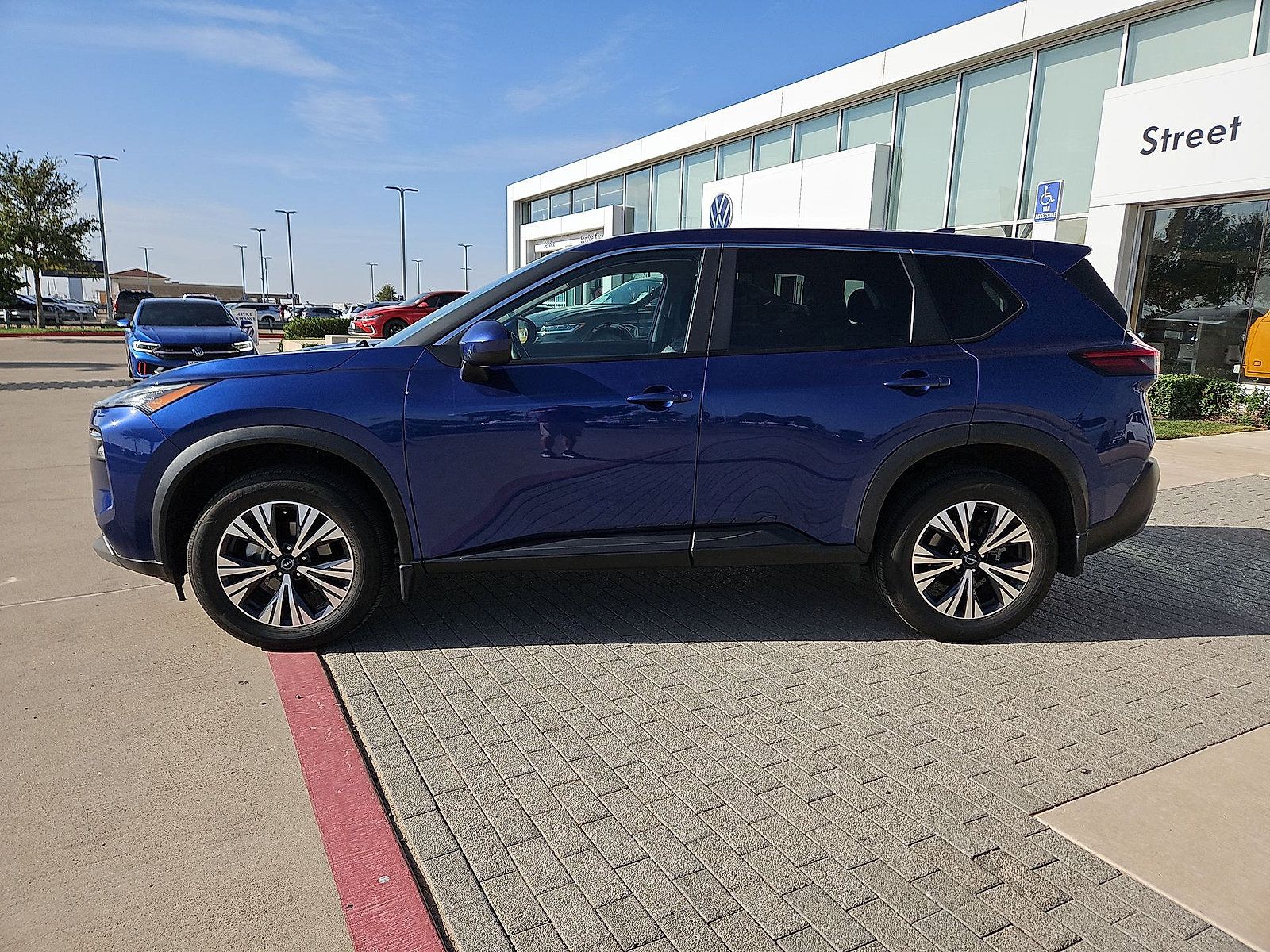 Used 2023 Nissan Rogue SV FWD image 5