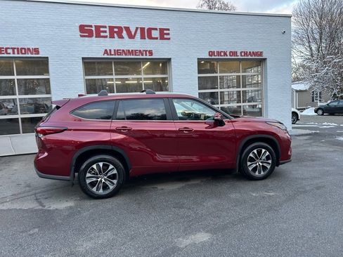 Used 2023 Toyota Highlander XLE image 2