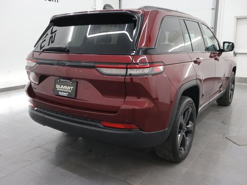 Used 2023 Jeep Grand Cherokee Altitude AWD/4WD image 5