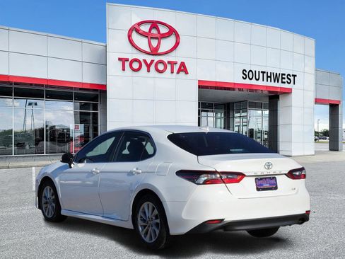 Used 2022 Toyota Camry LE image 4