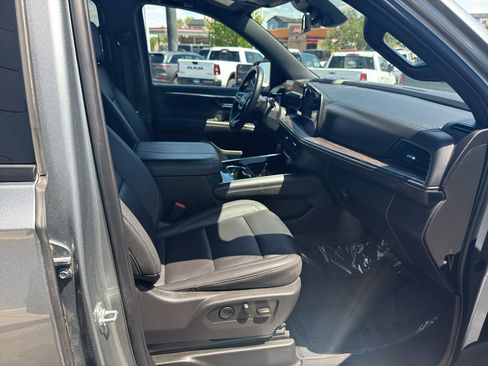 Used 2025 Chevrolet Suburban Z71 AWD/4WD image 10
