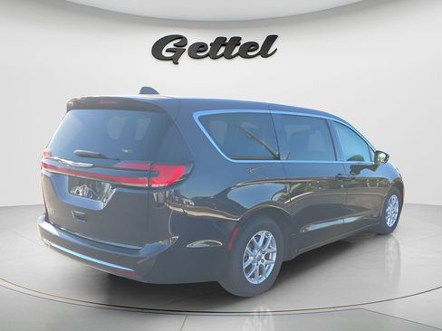Used 2023 Chrysler Pacifica Touring-L FWD image 5