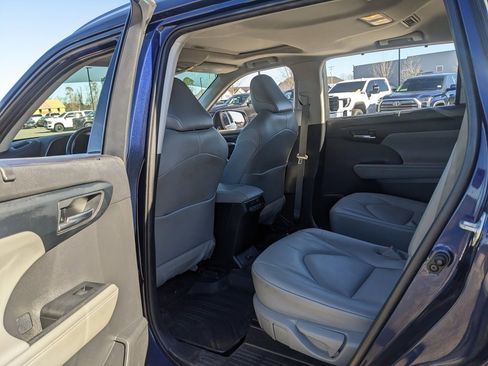 Used 2021 Toyota Highlander XLE image 37