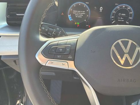 Used 2025 Volkswagen Tiguan SE AWD/4WD image 24