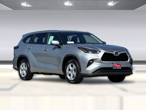 Used 2025 Toyota Highlander LE FWD image 7
