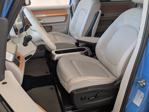 Used 2025 Volkswagen ID. Buzz 1st Edition RWD image 17