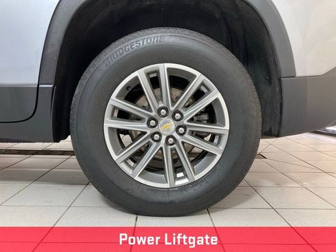 Used 2023 Chevrolet Traverse LT w/ Rear Camera Mirror Package image 23