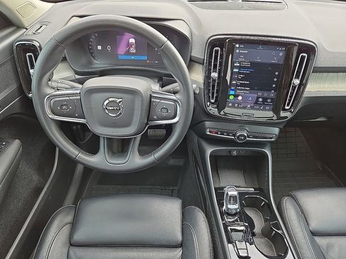 Used 2023 Volvo XC40 B5 Plus AWD/4WD image 19