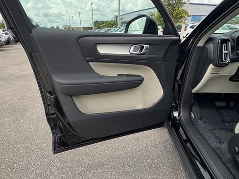 Used 2022 Volvo XC40 T4 Momentum FWD image 10