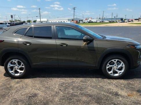 Used 2024 Chevrolet Trax LS w/ LS Convenience Package FWD image 4