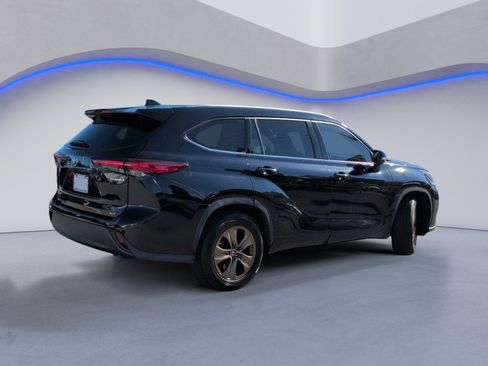 Used 2022 Toyota Highlander Bronze Edition image 4