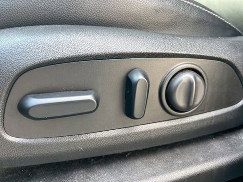 Used 2023 GMC Terrain SLT image 28