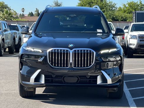 Used 2025 BMW X7 xDrive40i w/ Climate Comfort Package image 9