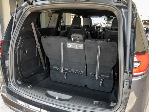 Used 2021 Chrysler Pacifica Touring-L w/ Uconnect Theater Family Group FWD image 65