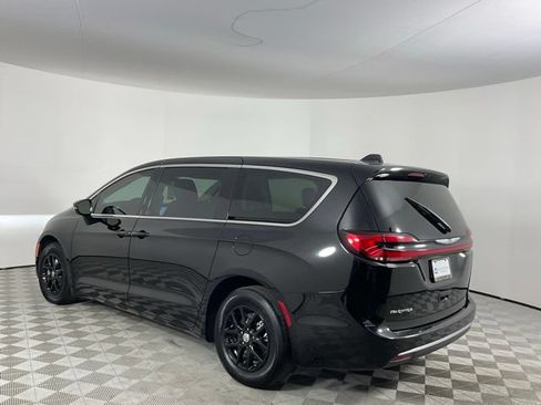 Used 2024 Chrysler Pacifica Touring-L FWD image 7