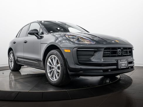 Certified 2026 Porsche Macan AWD/4WD image 9