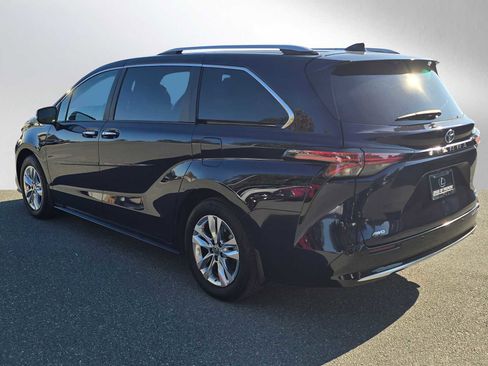 Used 2023 Toyota Sienna Limited image 5
