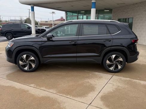Used 2025 Volkswagen Taos SE AWD/4WD image 2