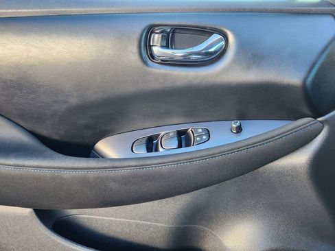 Used 2025 Nissan Leaf S image 6