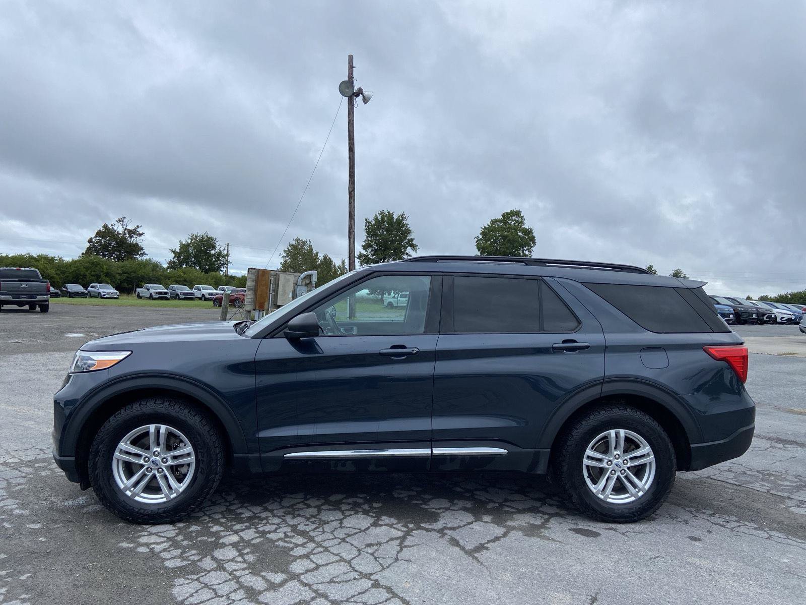 Used 2023 Ford Explorer XLT AWD/4WD image 7