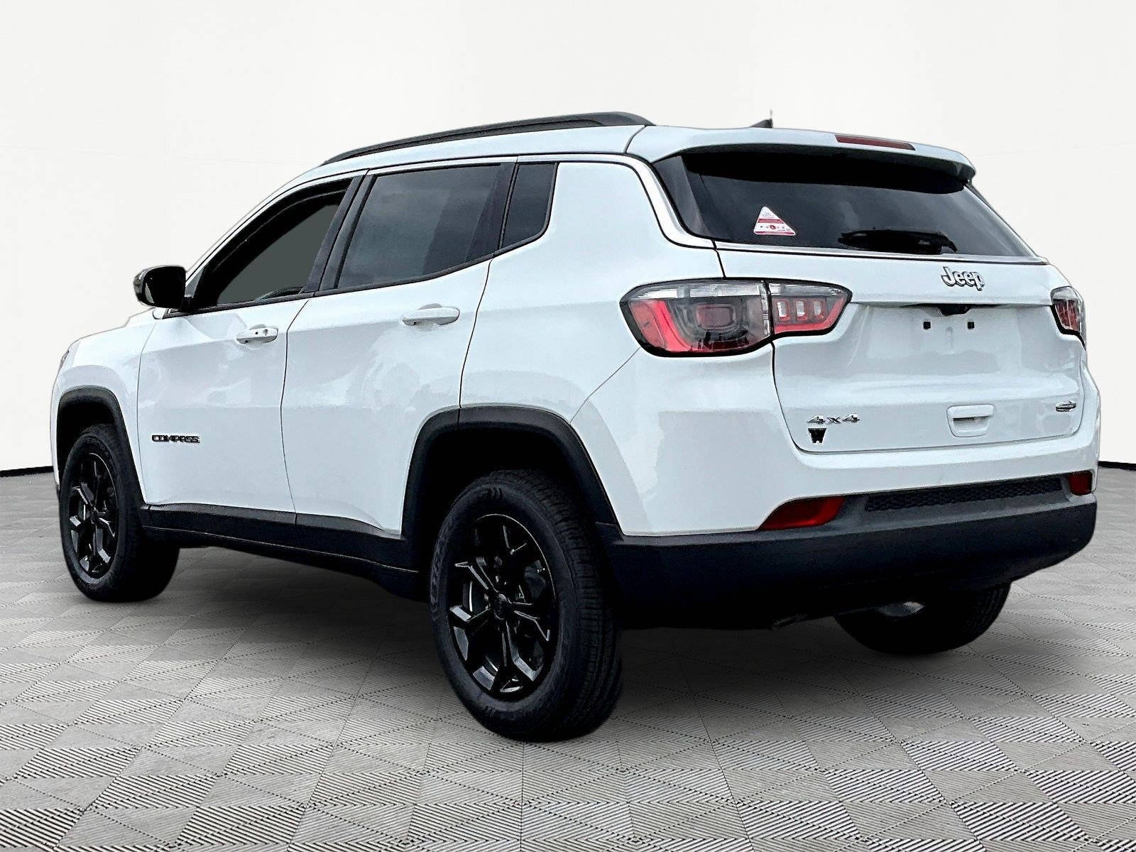 Used 2024 Jeep Compass Latitude AWD/4WD image 4