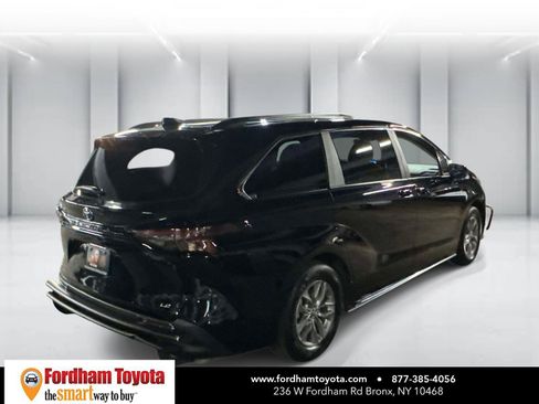Used 2025 Toyota Sienna LE AWD/4WD image 7