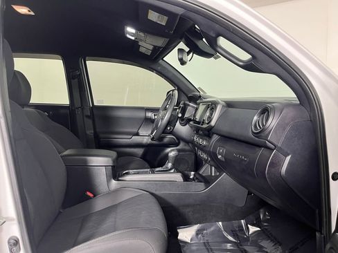 Used 2018 Toyota Tacoma TRD Sport image 17