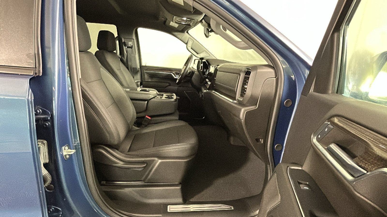 Used 2024 Chevrolet Silverado 1500 LT AWD/4WD image 34