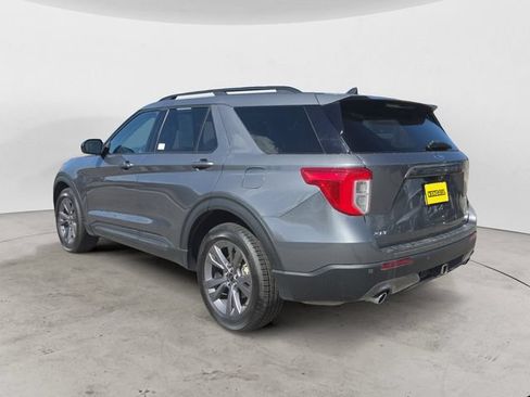Used 2022 Ford Explorer XLT w/ XLT Sport Appearance Package AWD/4WD image 3