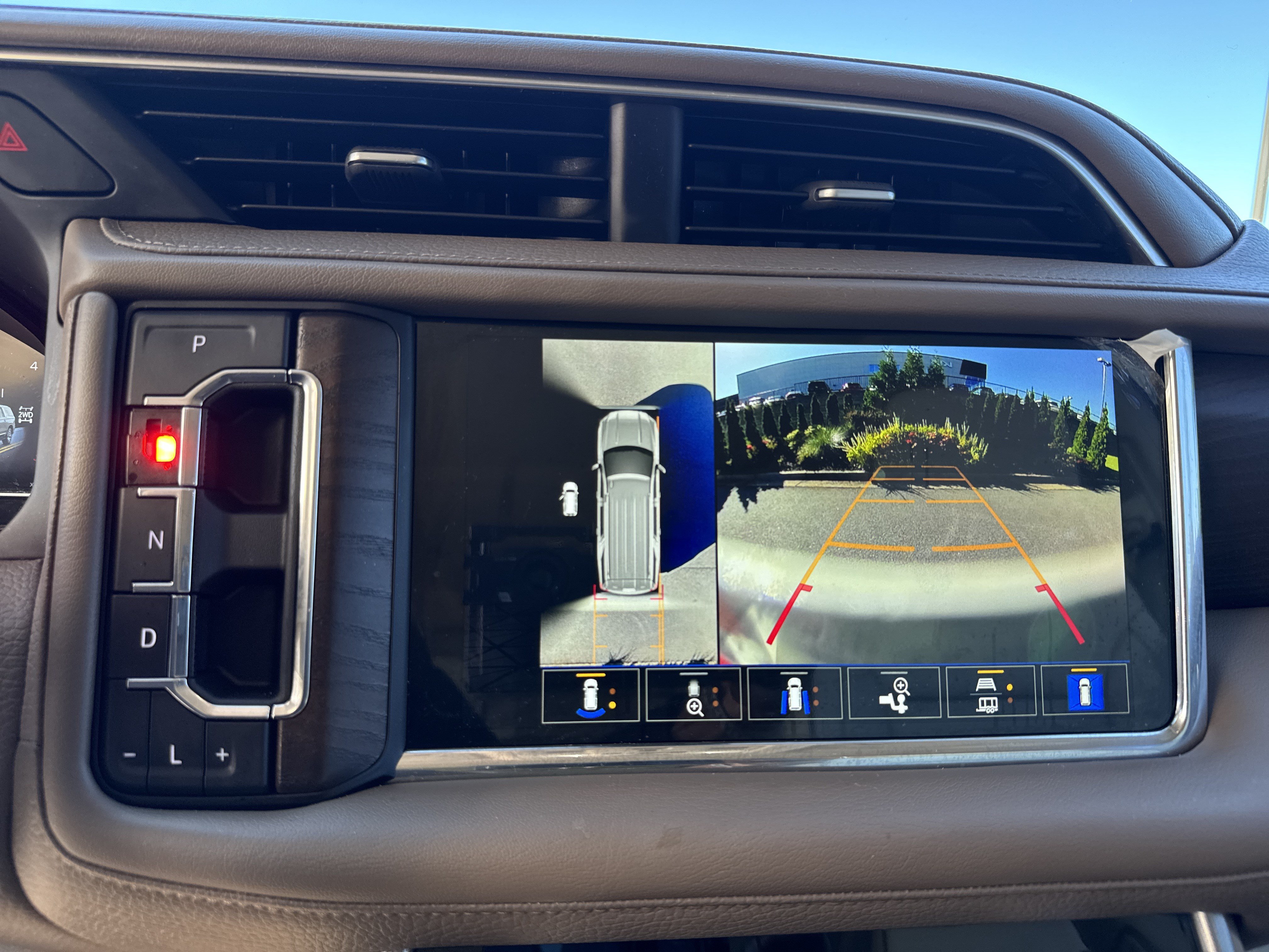 Used 2022 GMC Yukon XL Denali w/ Denali Premium Package AWD/4WD image 25
