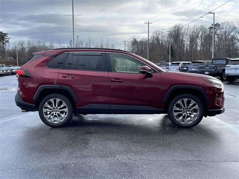 Used 2023 Toyota RAV4 XLE Premium image 6