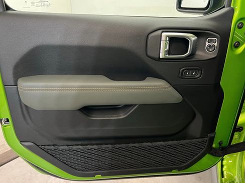 New 2025 Jeep Gladiator Mojave w/ Convenience Group image 14