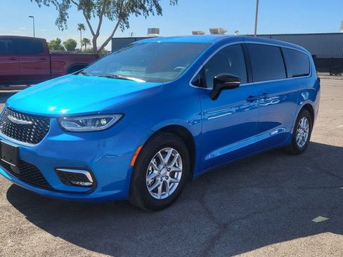 Used 2026 Chrysler Pacifica Select FWD image 4
