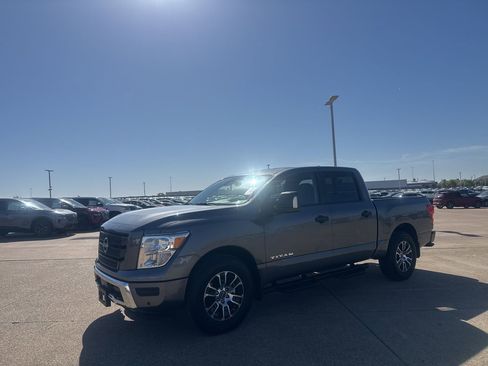 Certified 2024 Nissan Titan SV w/ SV Convenience Package image 10