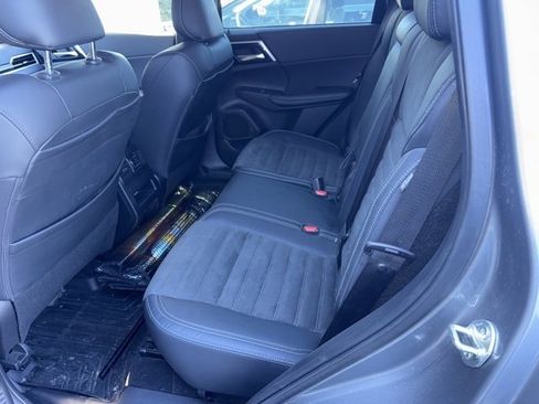 Used 2022 Mitsubishi Outlander SE image 7