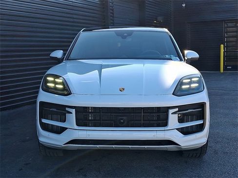 Certified 2025 Porsche Cayenne Coupe image 10