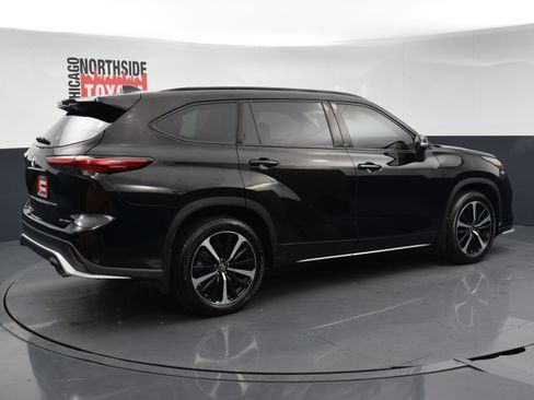 Used 2022 Toyota Highlander XSE AWD/4WD image 4