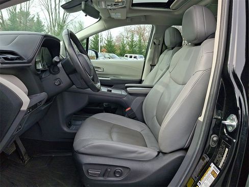 Certified 2024 Toyota Sienna Limited image 12