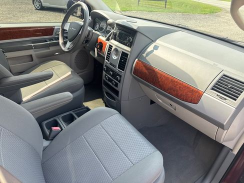 Used 2009 Chrysler Town & Country Touring FWD image 26