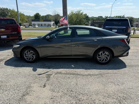 Used 2024 Hyundai Elantra SEL FWD image 7