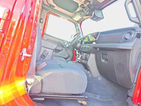 Used 2024 Jeep Wrangler Unlimited Rubicon w/ Technology Group image 18