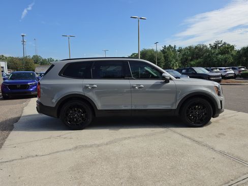 Certified 2022 Kia Telluride SX w/ Nightfall Edition Package AWD/4WD image 9