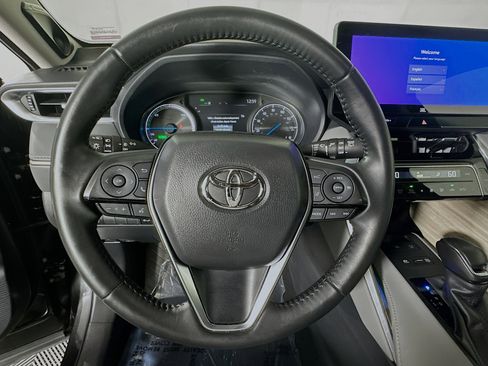 Used 2024 Toyota Venza XLE image 15