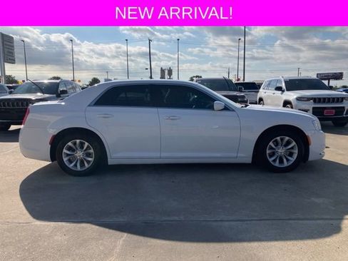 Used 2023 Chrysler 300 Touring image 8