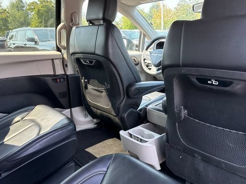 Used 2023 Chrysler Pacifica Touring-L FWD image 22