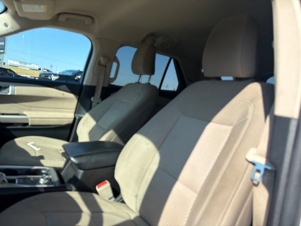 Used 2023 Ford Explorer XLT AWD/4WD image 10